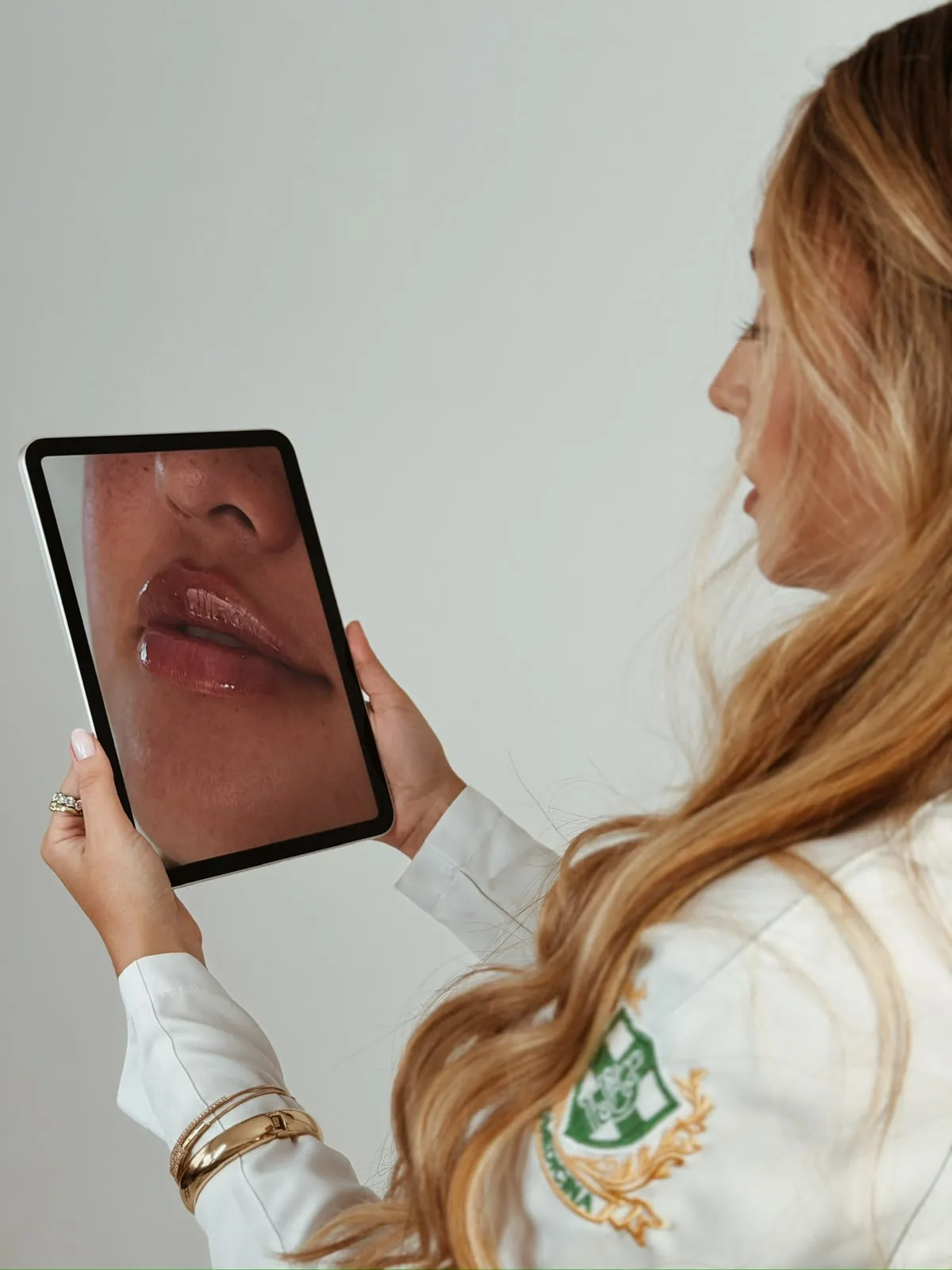 Dra. Maria Vitória Ribeiro mostrando o resultado no tablet para a paciente